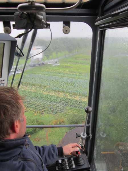 uitzicht uit de cabine op onze akker