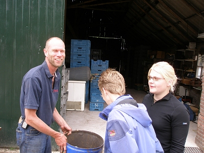 Martin, Irene en Annelies met de afvalton